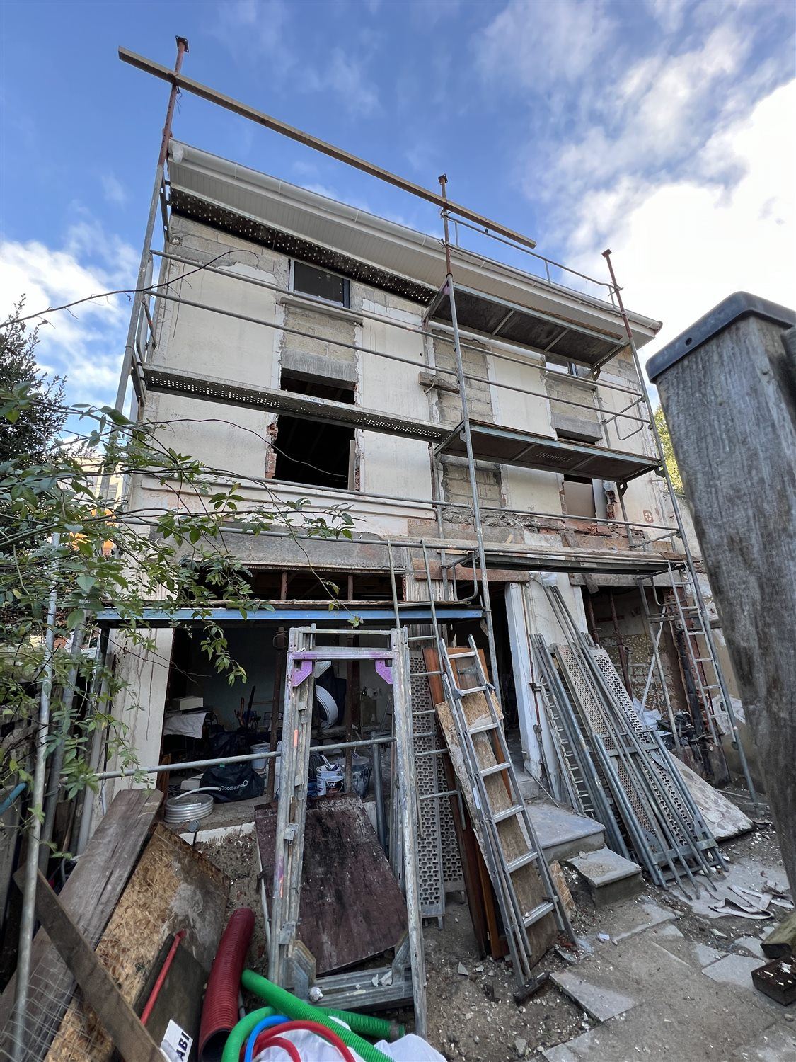 Façade du bâtiment en réhabilitation, échafaudage