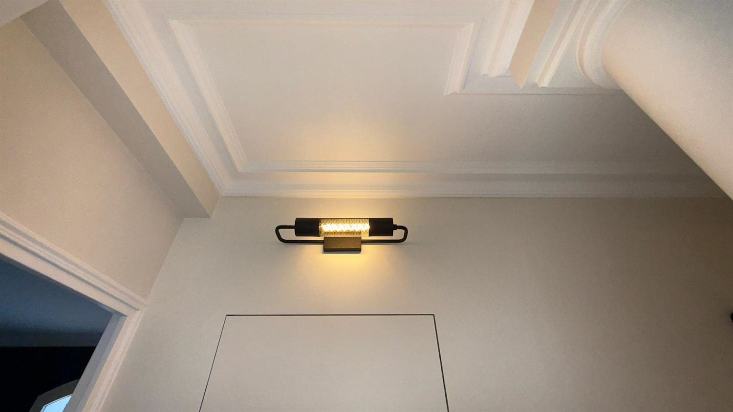 Détail : corniche et applique en laiton
